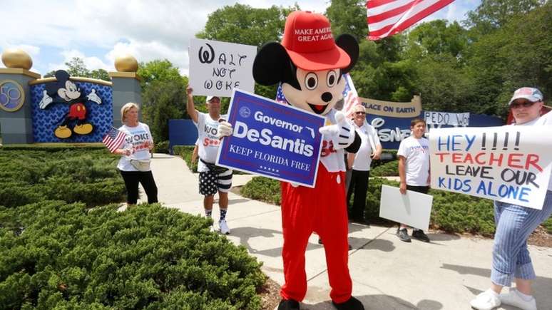 A Disney pode perder os direitos autorais sobre o personagem Mickey em 2024, após adotar políticas consideradas 'woke' pelos republicanos
