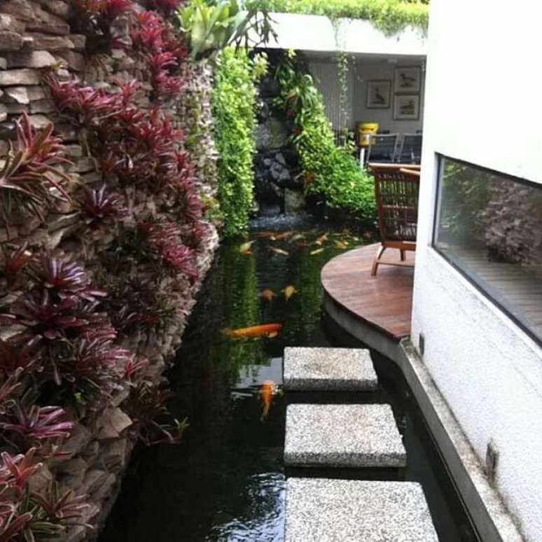 29. O lago ornamental pode ser estruturado ao lado da casa. Fonte &ndash; Biopet Lagos Ornamentais