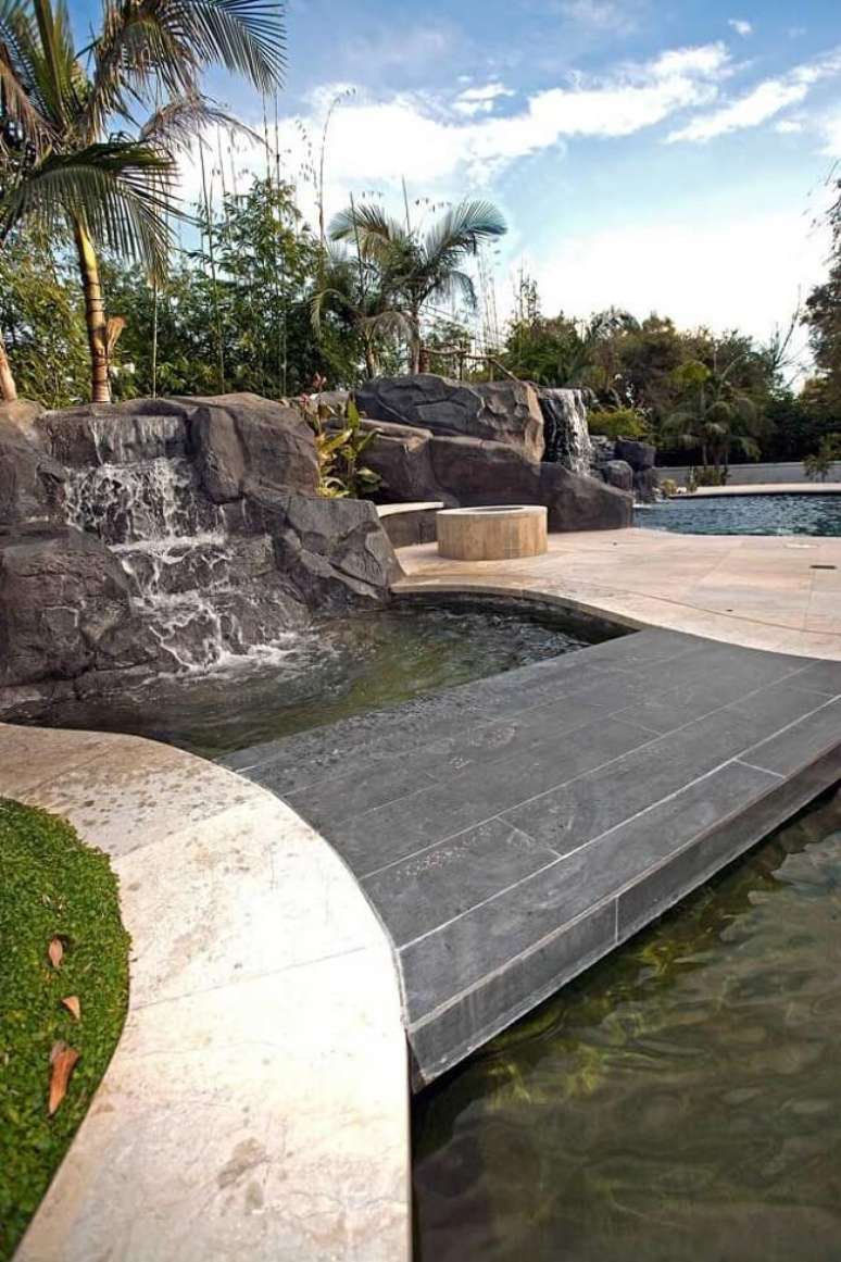 22. Piscina e lago ornamental em perfeita harmonia. Fonte &ndash; Decor F&aacute;cil