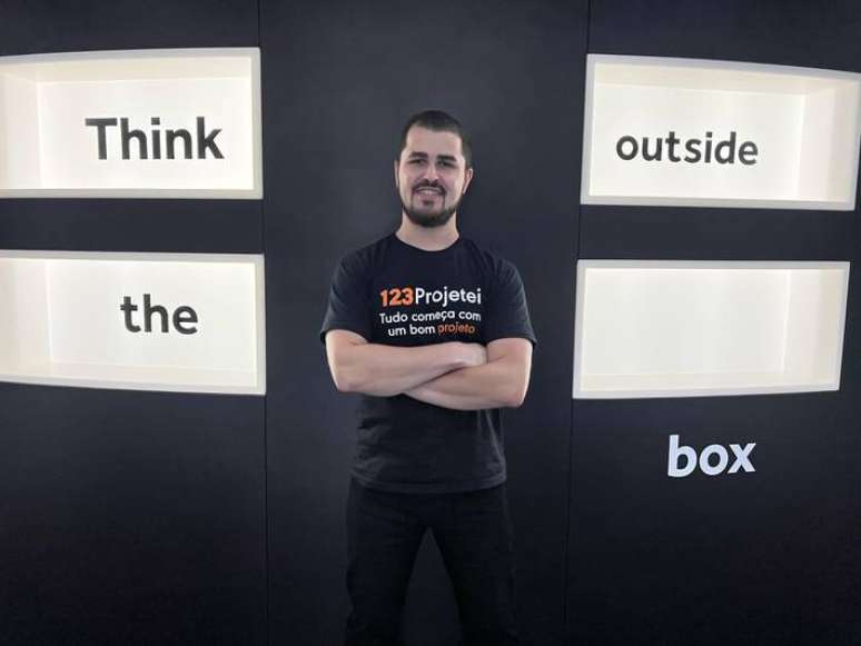 Matheus Chinaglia é o CEO e fundador da startup 123Projetei
