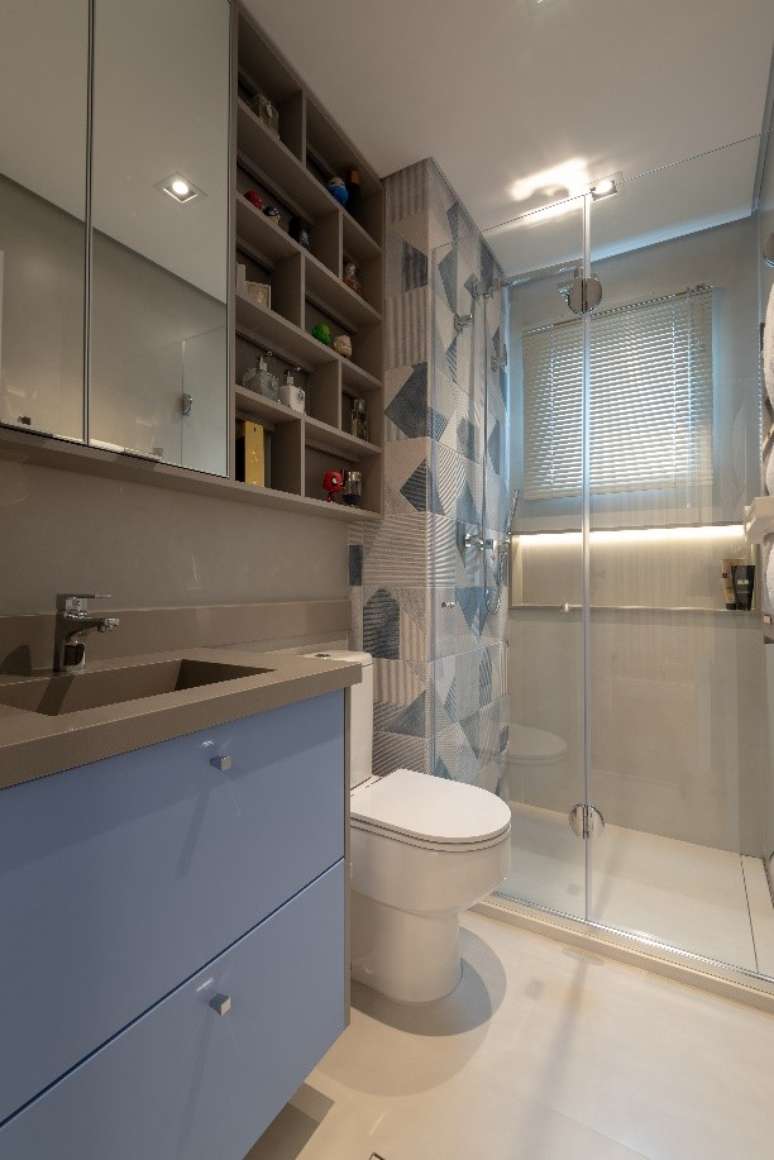 Para os que desejam uma decora&ccedil;&atilde;o mais discreta ou possuem pouca metragem, o modelo de box ideal &eacute; aquele com portas flex&iacute;veis, como o Box Flex, que n&atilde;o tem trilho na parte superior e possui sistema flex&iacute;vel, explica Leandro.