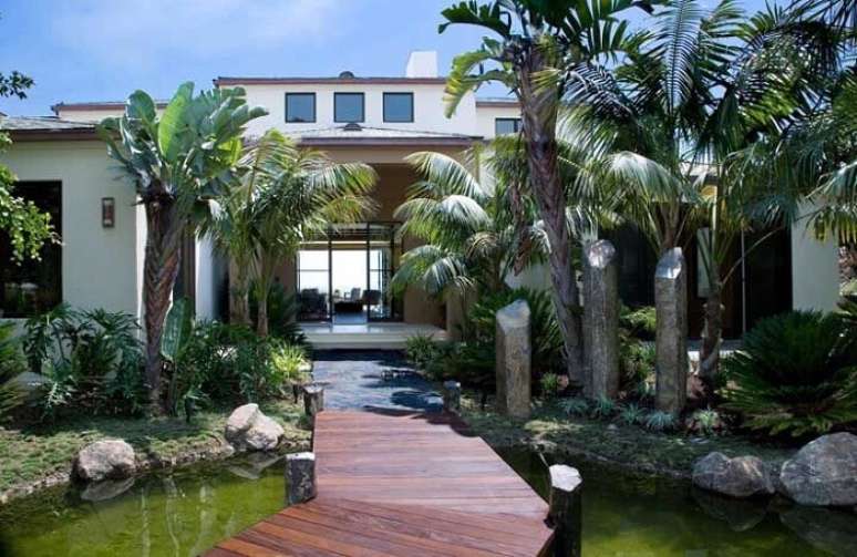 32. O lago ornamental decora a entrada da casa. Fonte &ndash; Decor F&aacute;cil