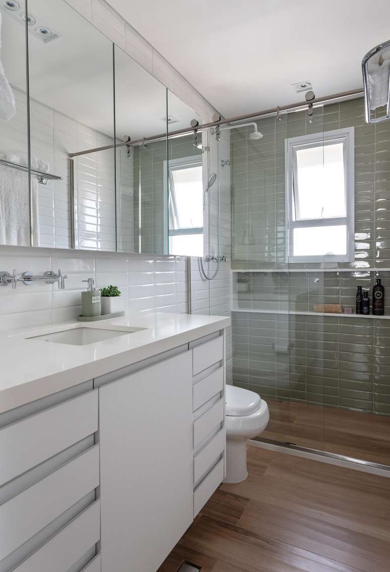 No banheiro social n&atilde;o foi preciso muitas altera&ccedil;&otilde;es. Marina adicionou apenas alguns revestimentos para que o ambiente ficasse ainda melhor para os moradores e convidados.