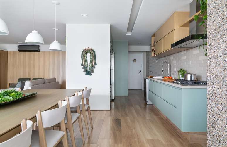 A cozinha foi outro c&ocirc;modo em que a retirada das paredes e o desenvolvimento de marcenaria planejada foram essenciais.