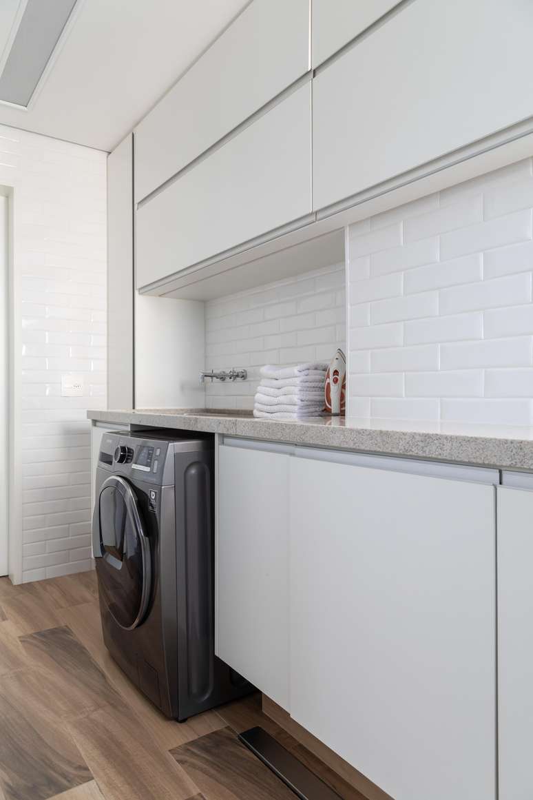 Com a retirada da parede que dividia o quarto de servi&ccedil;o e lavanderia, o espa&ccedil;o tornou-se mais amplo e confort&aacute;vel para as tarefas de casa.