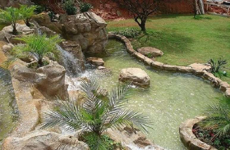 12. Voc&ecirc; pode fazer um lago ornamental com cascata. Fonte &ndash; Alda