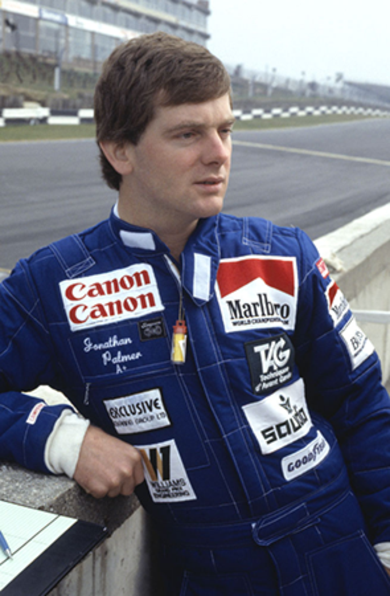 Jonathan Palmer se preparando para pilotar a Williams em Brands Hatch