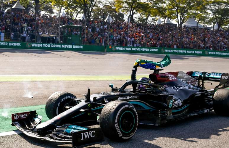 À lá Senna: Hamilton ostenta o lábaro estrelado e o verde-louro da flâmula perante a torcida brasileira 