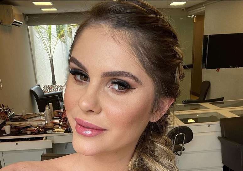 Bárbara Evans compartilha com seus seguidores situação constrangedora que passou no Consulado Americano