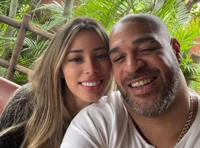 Adriano e Micaela Mesquita anunciaram noivado no último mês (Reprodução)