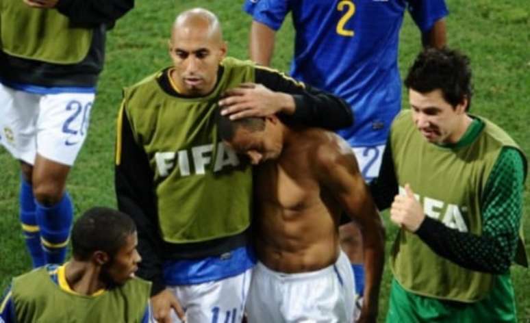 Em 2010, Gilberto Silva era um veterano de Copas (Foto: JEWEL SAMAD/AFP)