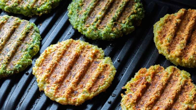 Guia da Cozinha - Hambúrguer vegano de feijão branco, espinafre e alho-poró para o jantar