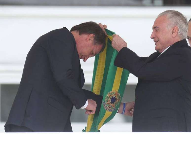 O então presidente Michel Temer passa a faixa presidencial para Jair Bolsonaro em janeiro de 2019.