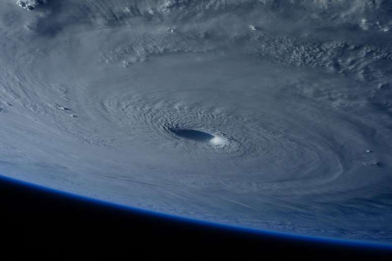 Cientista da NASA explica relação entre aquecimento global e furacões