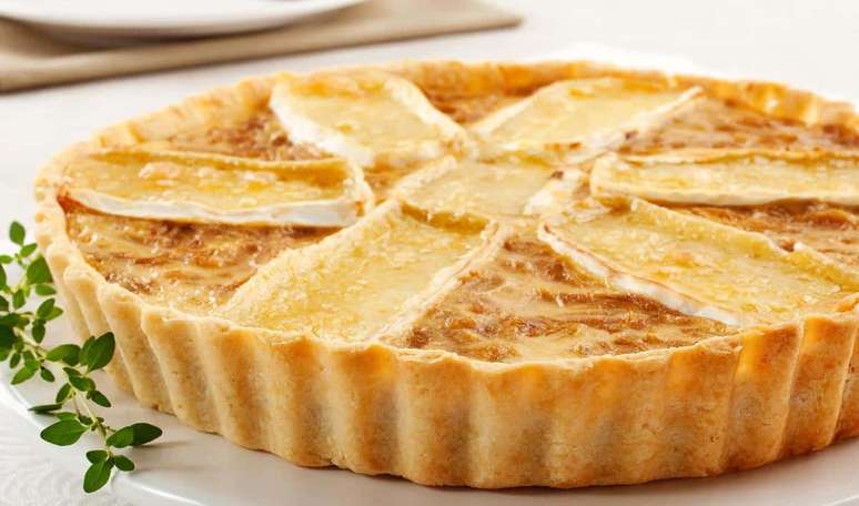 Guia da Cozinha - Quiche de cebola caramelizada e brie: inove nos sabores e crie memórias