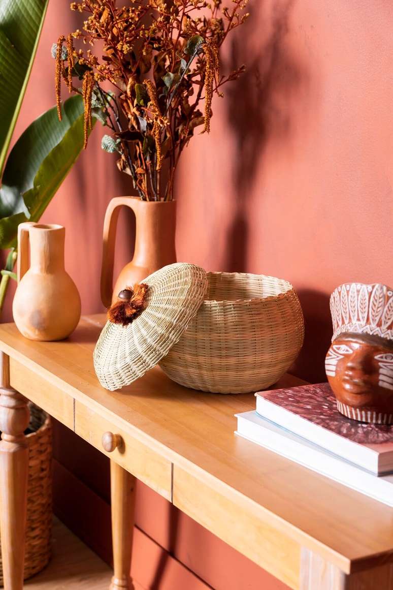 9. Delicados, os cestos de palha tornam qualquer decora&ccedil;&atilde;o aut&ecirc;ntica. Cr&eacute;dito: Tok&Stok
