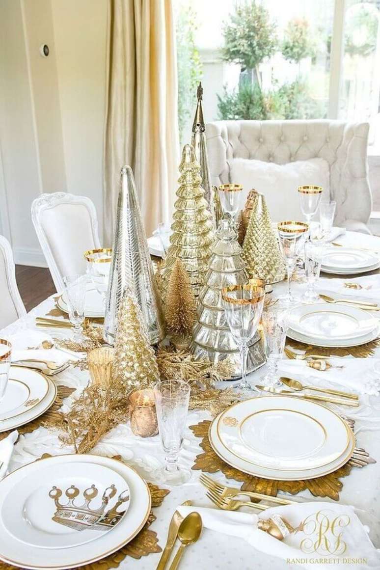 56. Uma mesa posta ano novo cl&aacute;ssica deve contar com o branco e o dourado em sua decora&ccedil;&atilde;o &ndash; Foto: Randi Garrett Design