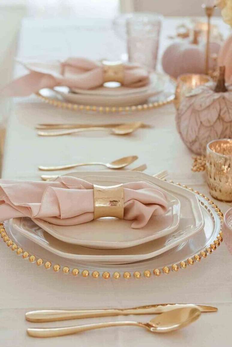 24. Decora&ccedil;&atilde;o delicada para mesa posta ano novo branca e rosa com detalhes em dourado &ndash; Foto: ThePinkDream