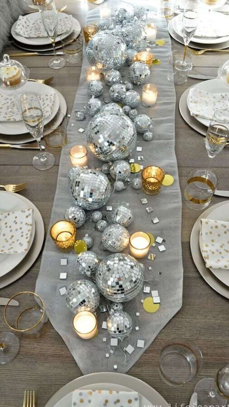 38. Decora&ccedil;&atilde;o para mesa posta ano novo dourada e prata com bolas de natal &ndash; Foto: Decor F&aacute;cil