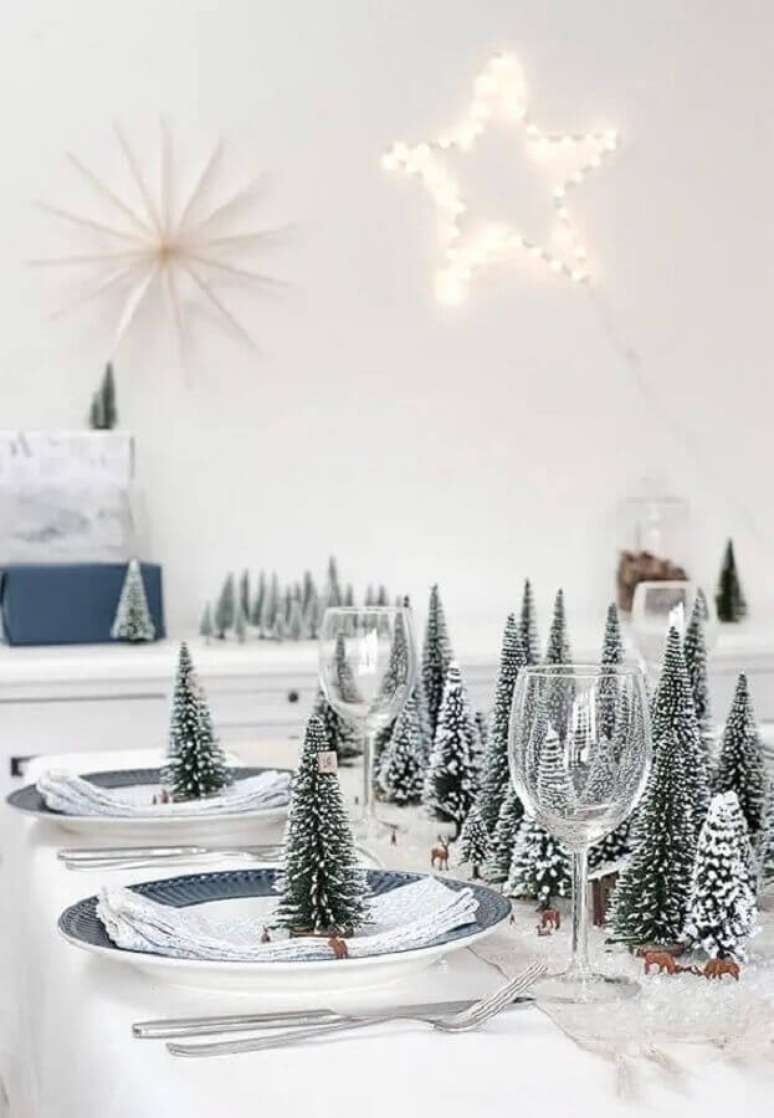 55. Mini pinheiros de Natal trazendo um toque especial para a decora&ccedil;&atilde;o da mesa posta ano novo simples e minimalista &ndash; Foto: Dekotopia