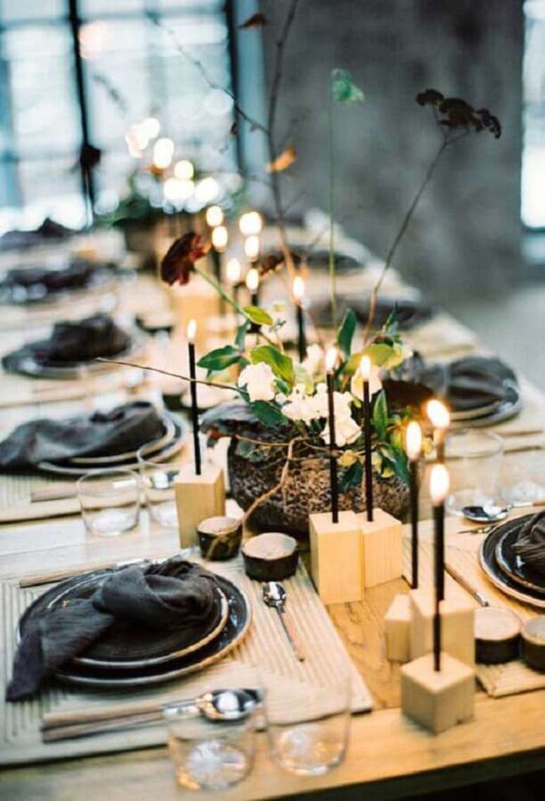 33. Que tal ousar e usar pratos pretos na sua decora&ccedil;&atilde;o mesa posta ano novo? &ndash; Foto: Decor F&aacute;cil