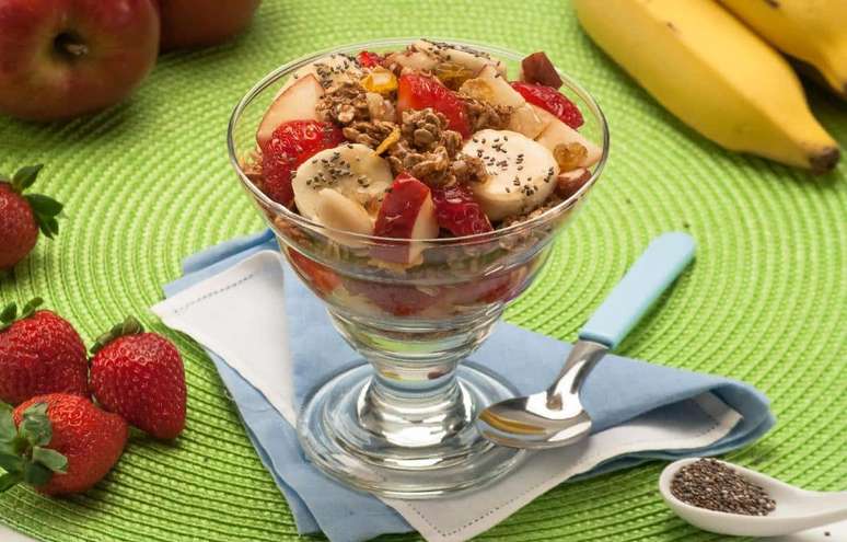 Taça de frutas com granola caseira – Foto: Guia da Cozinha