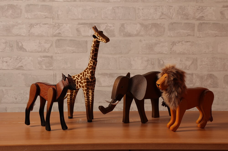 2. Produzido pelo artes&atilde;o Cl&oacute;vis Jos&eacute; Perez, de Piraquara (PR), as pe&ccedil;as esculpidas em madeira mostram a delicadeza de um trabalho feito &agrave; m&atilde;o. Cr&eacute;dito: Tok&Stok