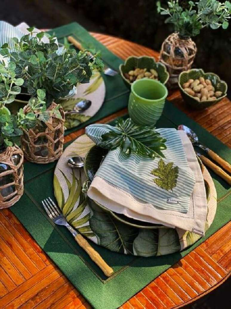 30. Decora&ccedil;&atilde;o mesa posta ano novo verde com detalhes r&uacute;sticos &ndash; Foto: Mameg Home