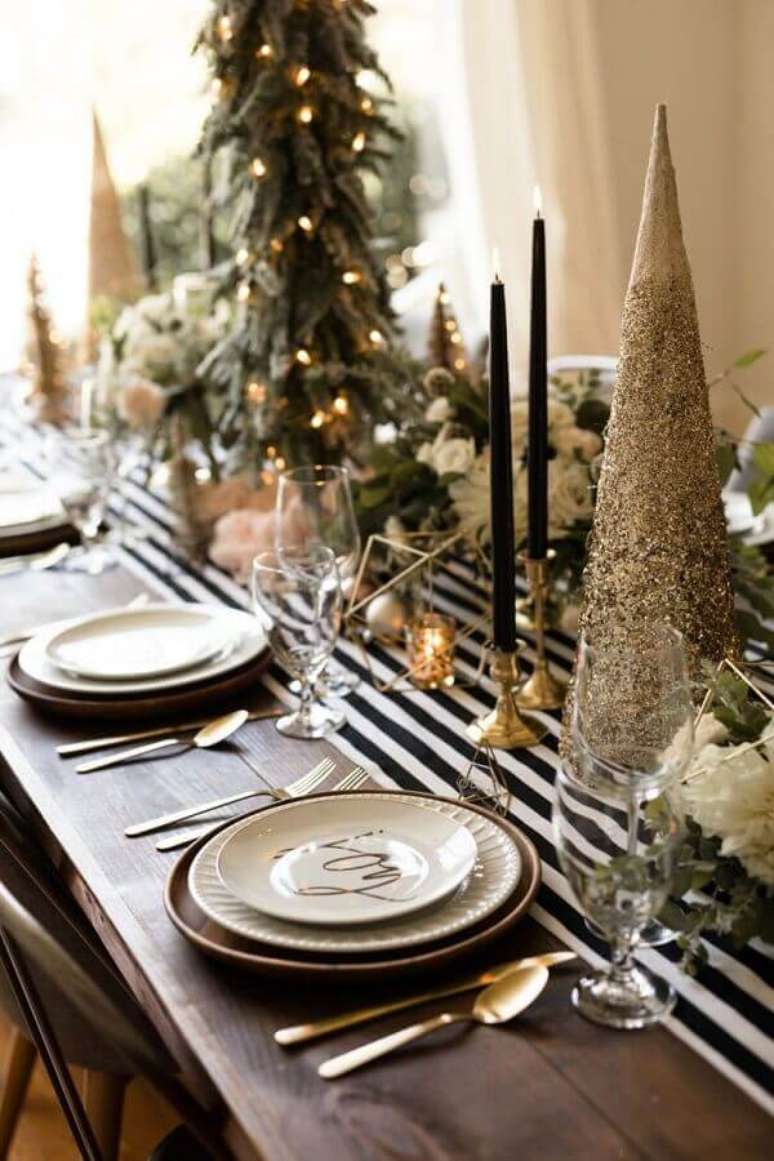 19. Decora&ccedil;&atilde;o de mesa posta ano novo com detalhes em preto e dourado &ndash; Foto: Casa Tr&egrave;s Chic