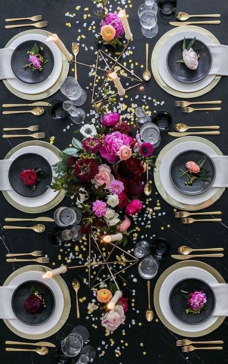 12. Arranjo de flores para mesa posta ano novo moderna decorada com detalhes em dourado &ndash; Foto: 100 Layer Cake