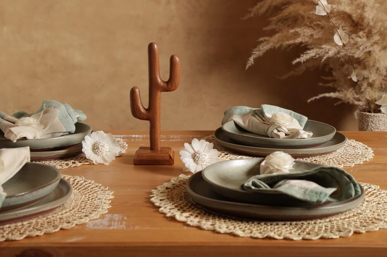 5. Uma mesa posta aconchegante com jogo americano, pratos e guardanapos artesanais. Cr&eacute;dito: Tok&Stok