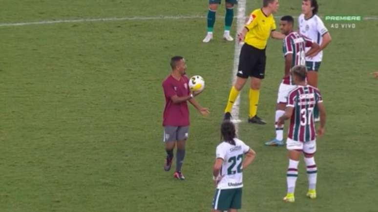 Gandula roubou a cena nos minutos finais de Fluminense x Goiás (Reprodução/Premiere)