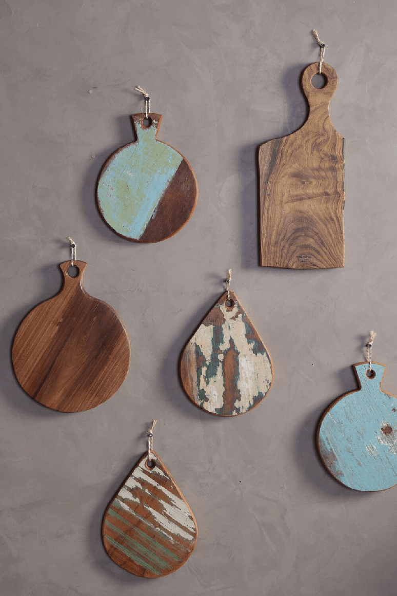 8. Pe&ccedil;as de madeira podem deixar seus espa&ccedil;os com estilo r&uacute;stico e repletos de originalidade. As pe&ccedil;as foram criadas pelo artes&atilde;o Janduy Baccarini Costa. Cr&eacute;dito: Tok&Stok