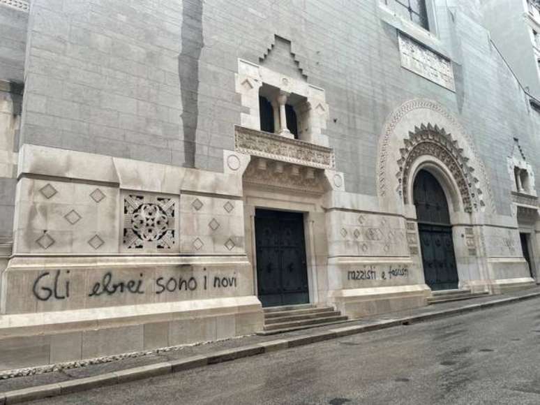 Pichação que apareceu em uma sinagoga em Trieste