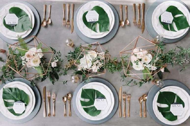14. Arranjos de flores brancas para decora&ccedil;&atilde;o de mesa posta ano novo &ndash; Foto: Dhalia Edwards