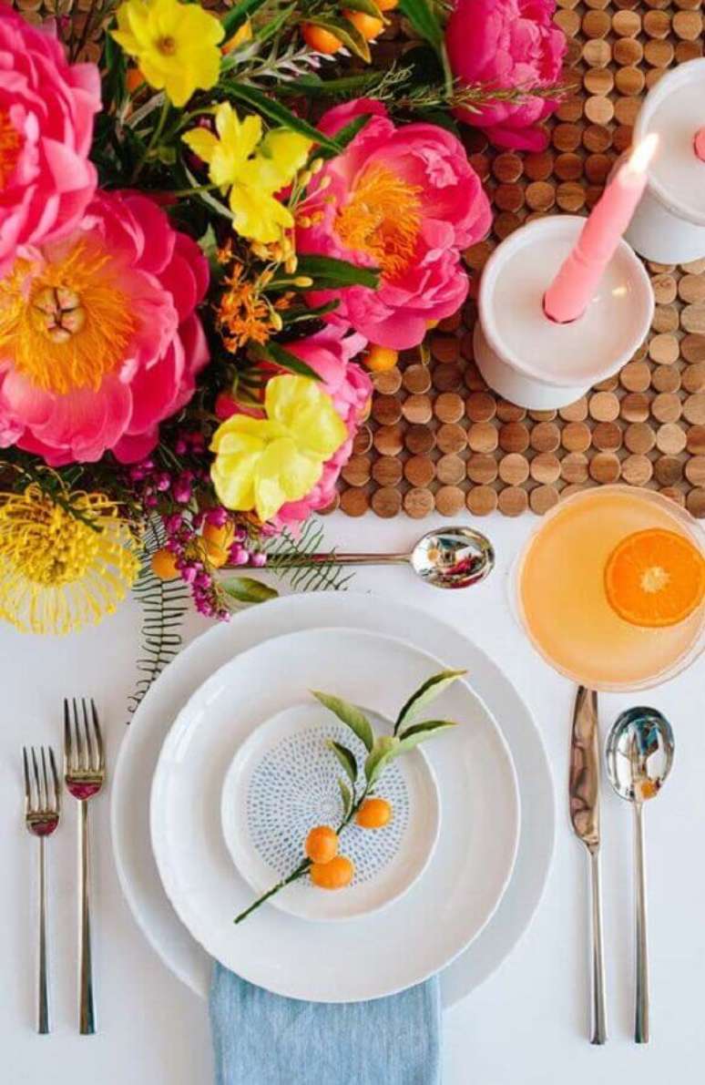 10. Arranjo de flores para decora&ccedil;&atilde;o de mesa posta ano novo simples &ndash; Foto: Casa Abril