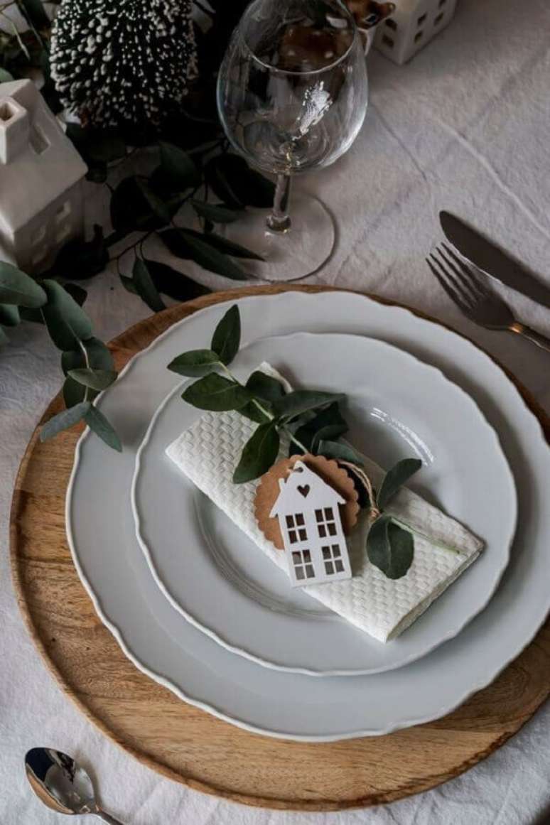 58. Sousplat de madeira para decora&ccedil;&atilde;o de mesa posta ano novo &ndash; Foto: Casa Tr&egrave;s Chic