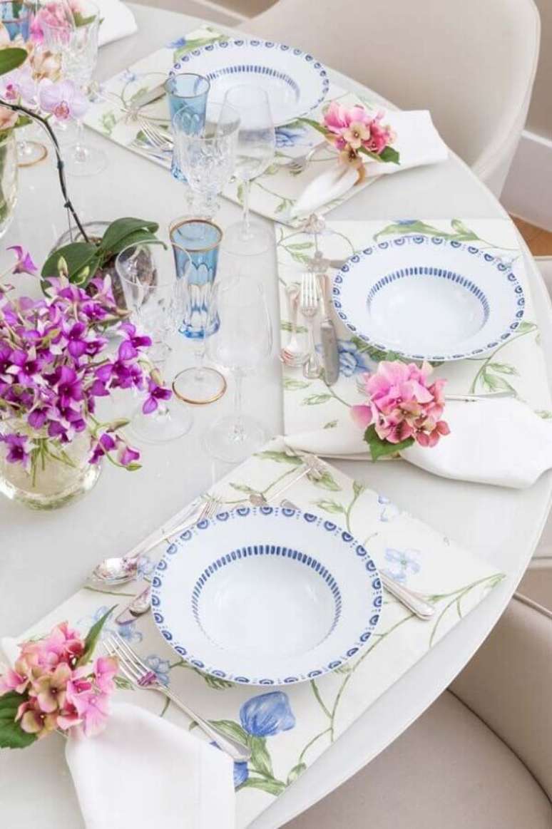 23. Decora&ccedil;&atilde;o de mesa posta para ano novo azul e branca &ndash; Foto: Douglas Daniel