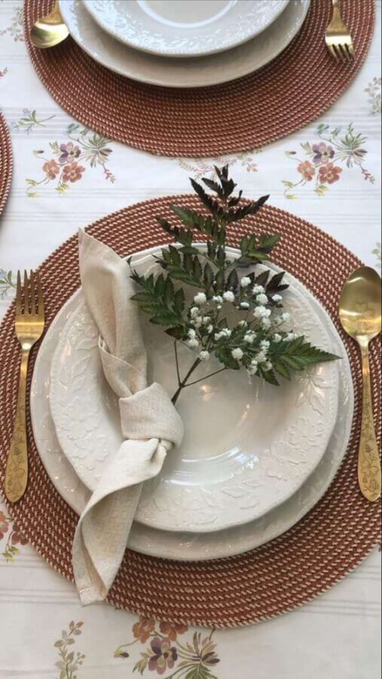 59. Sousplat para decora&ccedil;&atilde;o mesa posta ano novo simples &ndash; Foto: Casa Tr&egrave;s Chic