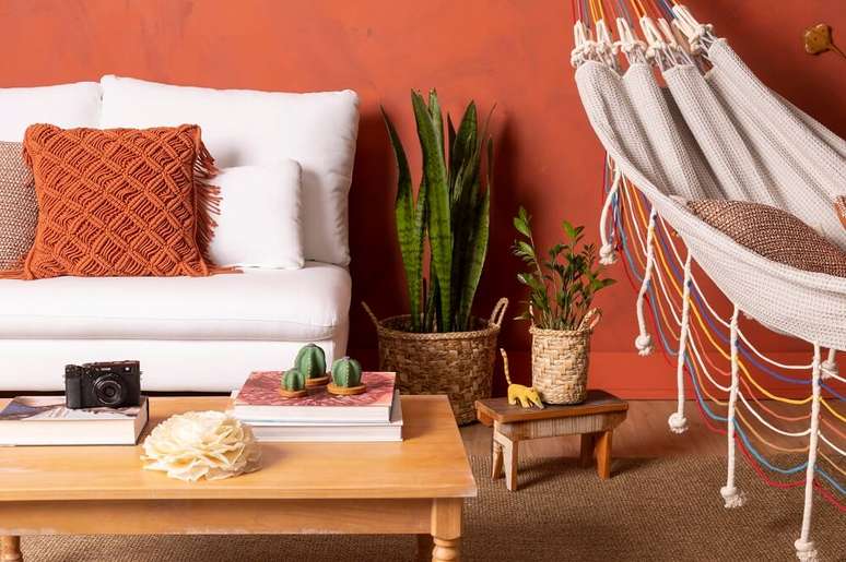 4. Pe&ccedil;as de linho, madeira, algod&atilde;o e palha criam cen&aacute;rios regionais aut&ecirc;nticos e relaxantes. Cr&eacute;dito: Tok&Stok