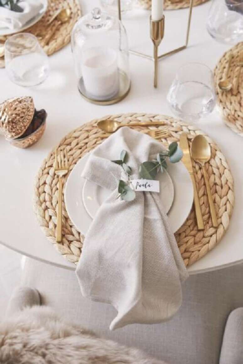 21. Decora&ccedil;&atilde;o de mesa posta ano novo simples com sousplat de rattan &ndash; Foto: Westwing