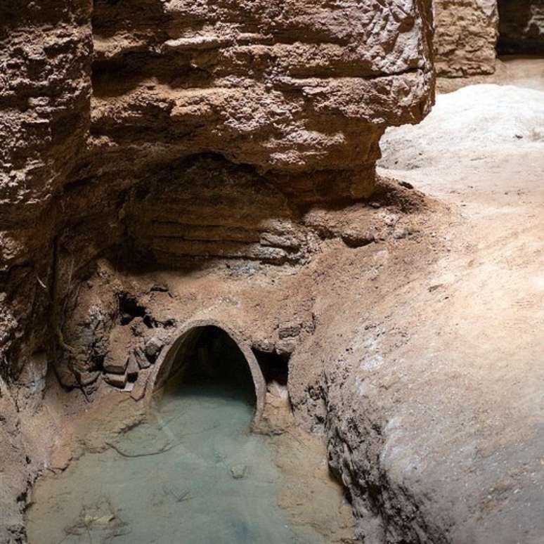 Os 'qanats', como este no Ir&atilde;, j&aacute; eram usados 3 mil anos atr&aacute;s para transportar &aacute;gua para as cidades