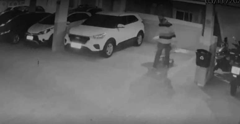 Câmera de segurança mostra Luis Paulo Lima dos Santos na garagem do prédio com um carrinho de compras onde estaria o corpo da mulher.