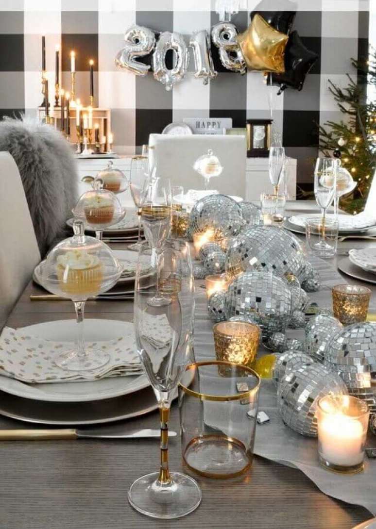 35. Decora&ccedil;&atilde;o moderna de mesa posta ano novo com bolas prateadas e detalhes em dourado &ndash; Foto: Decor F&aacute;cil