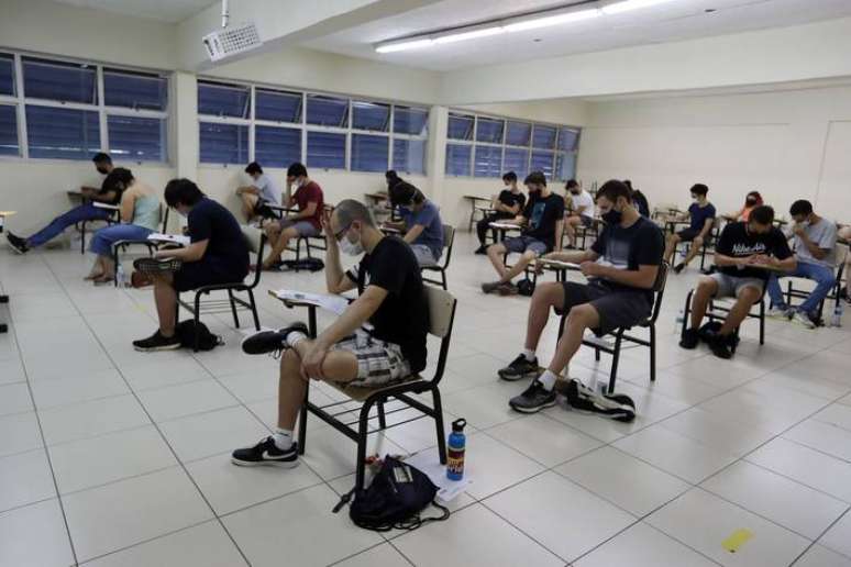 Estudantes utilizando máscaras na Unicamp durante a prova de vestibular da universidade.