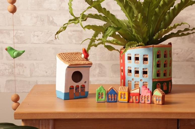 3. A cultura local de uma comunidade tamb&eacute;m &eacute; inspira&ccedil;&atilde;o para diversas pe&ccedil;as. Na foto, as cores s&atilde;o destaque da obra do ceramista Johannes Lacerda. Cr&eacute;dito: Tok&Stok