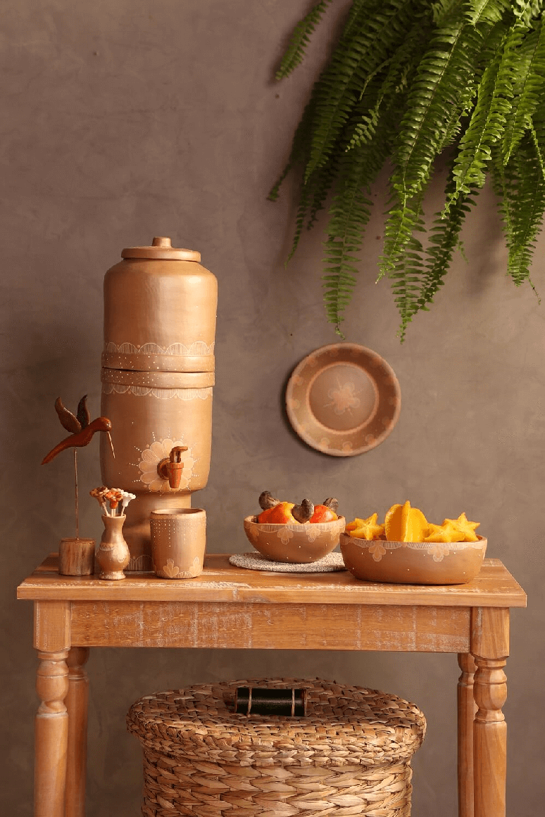 7. Cantinho do artesanato com pe&ccedil;as de barro. Cr&eacute;dito: Tok&Stok