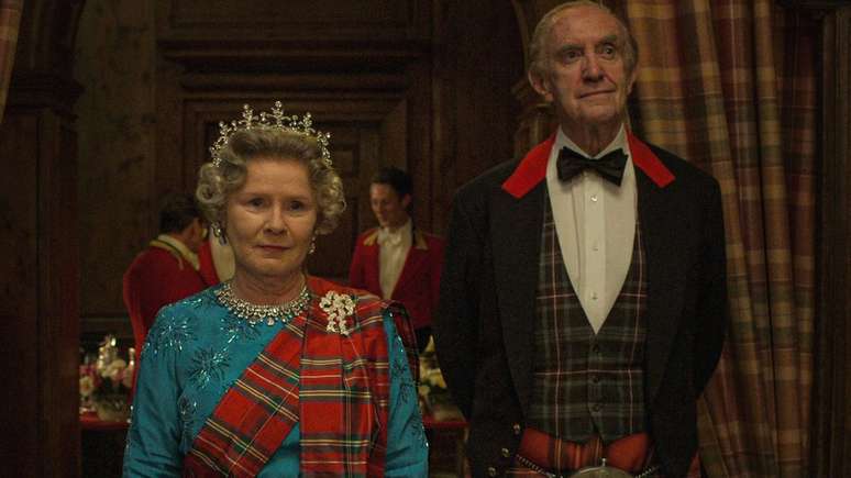 Imelda Staunton, como a rainha Elizabeth 2ª, e Jonathan Pryce, como o príncipe Philip, nos anos 1990, na visão de 'The Crown'