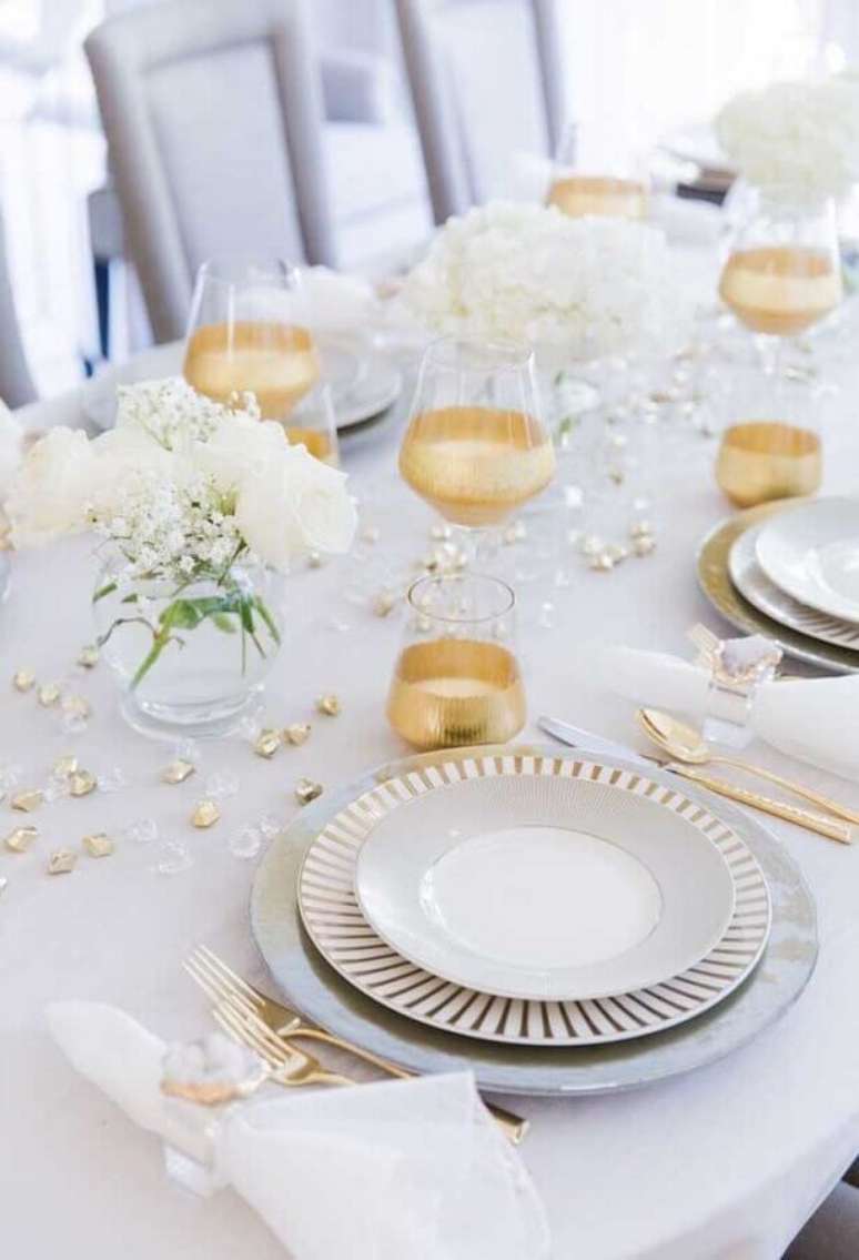 52. O dourado ganha destaque na decora&ccedil;&atilde;o da mesa posta para ano novo toda branca &ndash; Foto: Decor Gold Design