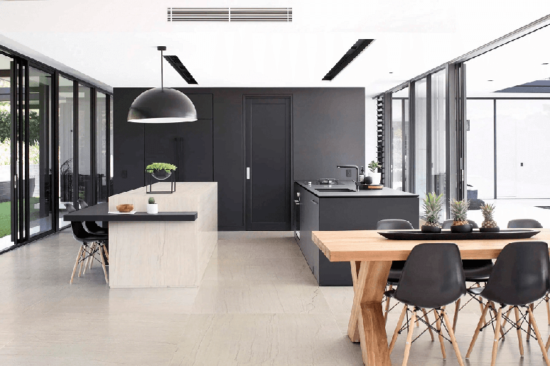 1. Diferentes formatos, acabamentos e tamanhos de porcelanato podem se combinar. Foto: Archtrends Portobello, projeto Patricia Pomerantzaff